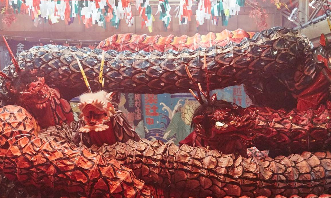 dragón en un escenario durante una danza kagura